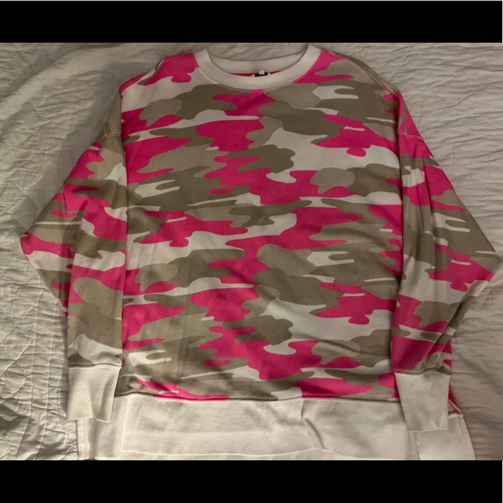Crown and Ivy Long Sleeve Printed Sweeper Top